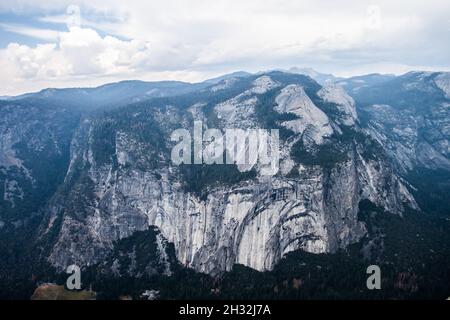 Vue depuis Glacier point dans la vallée de Yosemite dans le parc national de Yosemite, Californie, parois de falaise étonnantes, falaises, montagnes,Panorama à couper le souffle Banque D'Images