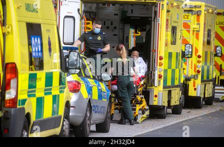 Londres, Royaume-Uni.25 octobre 2021.Un flux régulier de patients arrivant à l'hôpital de Whitechapel.Le chancelier a son budget cette semaine et a annoncé qu'il allait donner 5.9 milliards de livres sterling pour s'attaquer au retard du NHS.Crédit : Mark Thomas/Alay Live News Banque D'Images