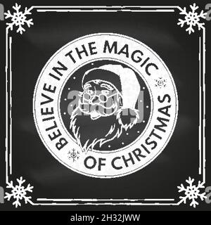 Croyez en la magie du timbre de Noël, autocollant avec des flocons de neige silhouette du visage du Père Noël.Sur le tableau de surveillance.Motif typographique vintage Illustration de Vecteur