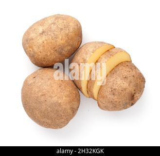 Pommes de terre crues isolées sur fond blanc.Vue de dessus Banque D'Images