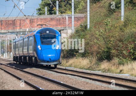 Retford, Nottinghamshire, Angleterre, Royaume-Uni.25 octobre 2021.Lumo, le nouvel opérateur ferroviaire East Coast Mainline, propriété de FirstGroup, basé à Aberdeen, commence aujourd'hui son service de train qui assure deux services de retour quotidiens entre London King's Cross et Edinburgh Waverley.Ce nouvel opérateur utilisant le train électrique Azuma et peint dans une couleur bleue très distinctive espère attirer les passagers des compagnies aériennes entre les villes de la capitale avec ses prix réduits.Crédit : Alan Keith Beastaall/Alay Live News Banque D'Images