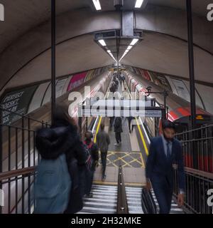 Station de métro de Clapham Common sur la ligne Northern, métro de Londres.Trains à la gare, passagers sur la plate-forme, vue en hauteur. Banque D'Images