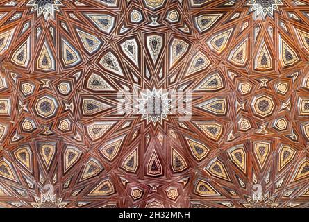 Décorations arabesques en bois langue et gorge assemblées, incrustées d'ivoire et d'ébène, sur le côté du banc de lecture Quran, à la mosquée publique historique d'Al Rifai, le Vieux Caire, Egypte Banque D'Images