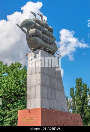 Kherson, Ukraine 12.09.2021.Monument aux premiers constructeurs de navires sur le quai de la rivière Dniester à Kherson, en Ukraine, par une belle journée d'été Banque D'Images