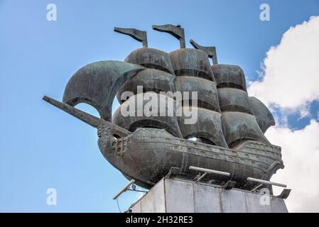 Kherson, Ukraine 12.09.2021.Monument aux premiers constructeurs de navires sur le quai de la rivière Dniester à Kherson, en Ukraine, par une belle journée d'été Banque D'Images