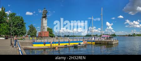 Kherson, Ukraine 12.09.2021.Monument aux premiers constructeurs de navires sur le quai de la rivière Dniester à Kherson, en Ukraine, par une belle journée d'été Banque D'Images