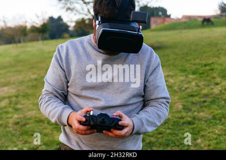 Homme avec lunettes de réalité virtuelle et contrôleur de drone Banque D'Images