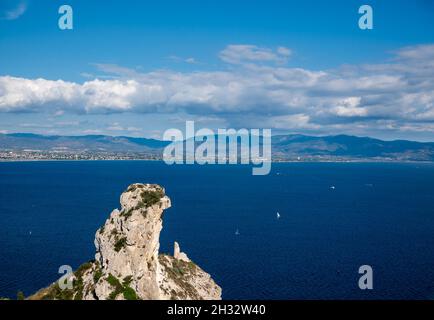 Sommet de la formation rocheuse appelée Sella Del Diavolo en Sardaigne Italie vers la mer méditerranée.Montagnes et ville en arrière-plan Banque D'Images
