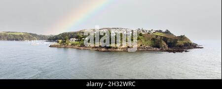 Panorama de la côte de Cornwall avec arc-en-ciel.L'estuaire de la rivière Fowey, sur la côte sud, qui donne sur le village de Polruan, sur la côte de Cornouailles, au Royaume-Uni Banque D'Images