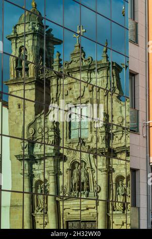 Réflexion en façade de verre de l'église de San Jorge dans la ville de A Coruna, en Galice, Espagne Banque D'Images