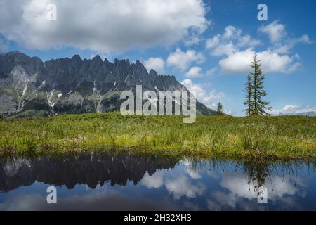 Étang de montagne avec la gamme Wilder Kaiser se reflétant dans l'étang d'eau, Tirol - Autriche Banque D'Images
