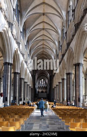 Intérieur de la cathédrale de Salisbury - la nef, la cathédrale de Salisbury, une cathédrale gothique médiévale datant du XIIIe siècle, Salisbury, Wiltshire Royaume-Uni Banque D'Images