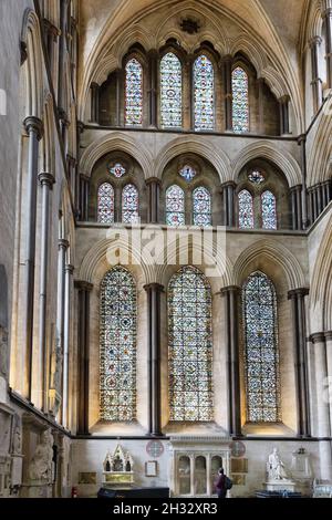 Fenêtre en vitraux de la cathédrale de Salisbury dans le transept nord, Salisbury Wiltshire, Royaume-Uni Banque D'Images