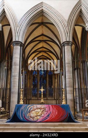 Intérieur de la cathédrale de Salisbury ; autel de la cathédrale de Salisbury, Salisbury Wiltshire Angleterre Royaume-Uni Banque D'Images