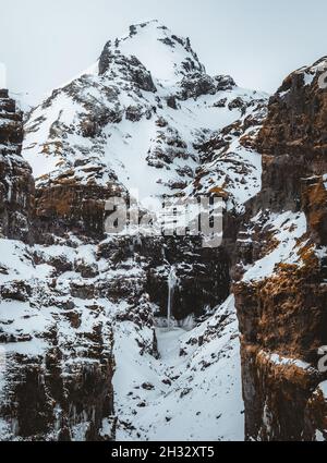Le canyon secret nommé canyon de Mulagljufur dans le sud de l'Islande.Chute d'eau sous le sommet de la montagne en hiver et paysage de neige.Destination touristique de premier plan.Sud Banque D'Images