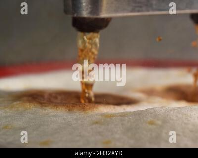 Gros plan de l'espresso versé dans la mousse de lait vapeur d'un café Latte Banque D'Images