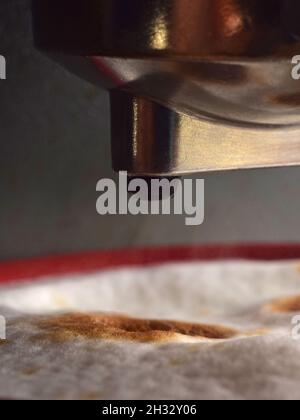 Gros plan de l'espresso versé dans la mousse de lait vapeur d'un café Latte Banque D'Images
