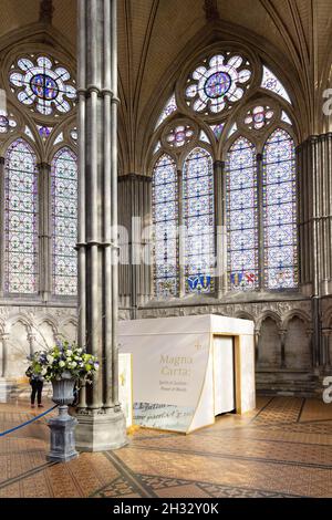 La cathédrale de Salisbury Chapitre intérieur de la maison - pilier central, vitraux et la salle médiévale Magna Carta, Salisbury Wiltshire Banque D'Images