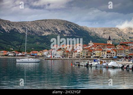 Automne dans la petite station touristique de Baska, Baška sur l'île de Krk, Croatie Banque D'Images