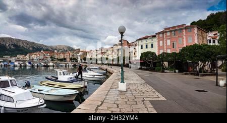 Automne dans la petite station touristique de Baska, Baška sur l'île de Krk, Croatie Banque D'Images