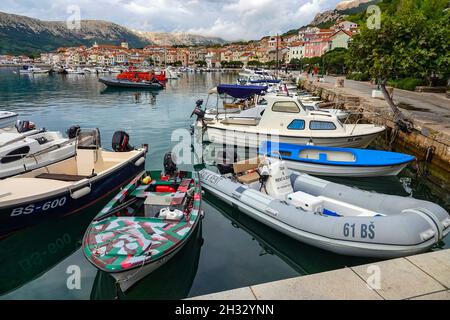 Automne dans la petite station touristique de Baska, Baška sur l'île de Krk, Croatie Banque D'Images