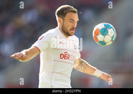 Koeln, Allemagne.24 octobre 2021.Koeln, Deutschland, 24.10.2021, Bundesliga, match day 9,FC Koeln - Bayer 04 Leverkusen, Rafael Czichos (Koeln) yeux la balle.Crédit : Juergen Schwarz/Alay Live News Banque D'Images