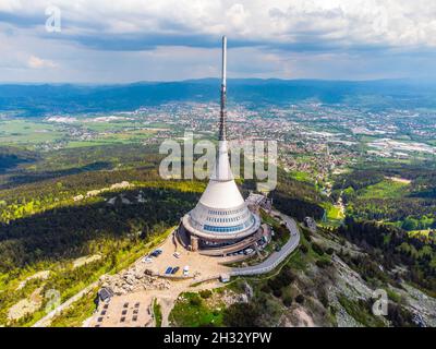 LIBEREC, RÉPUBLIQUE TCHÈQUE - 02 JUIN 2021 : Jested Mountain Hotel et émetteur TV au-dessus de Liberec, République Tchèque. Vue aérienne du drone Banque D'Images