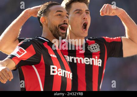 Koeln, Allemagne.24 octobre 2021.Koeln, Deutschland, 24.10.2021, Bundesliga, match day 9,FC Koeln - Bayer 04 Leverkusen, Karim Bellarabi (B04), Patrik Schick (B04) Célébrez.Crédit : Juergen Schwarz/Alay Live News Banque D'Images