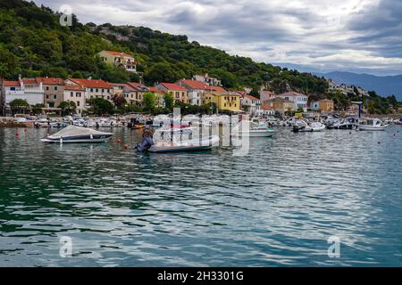 Automne dans la petite station touristique de Baska, Baška sur l'île de Krk, Croatie Banque D'Images