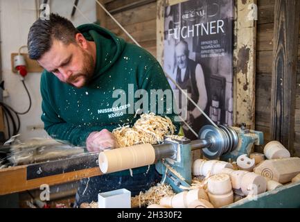 25 octobre 2021, Saxe, Seiffen: Le fabricant de jouets en bois Markus Füchtner tourne le corps de base d'un casse-noisette dans son atelier de Seiffen.En 1870, l'arrière-arrière-arrière-grand-père de Füchtner aurait fait le premier casse-noisette Erzgebirge, alors qu'ils sont pour l'Erzgebirge aujourd'hui dans le monde entier aux côtés des fumeurs et des pyramides.L'artisanat poursuit l'ancienne tradition et a maintenant, pour la première fois, fait voler un mini casse-noisette dans l'espace.Le casse-noisette, nommé d'après le fondateur Wilhelm Füchtner, a échangé sa maison dans l'Erzgebirge pour l'espace extra-atmosphérique.Il fera bientôt sa grande apparition Banque D'Images