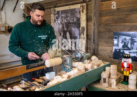 25 octobre 2021, Saxe, Seiffen: Le fabricant de jouets en bois Markus Füchtner tourne le corps de base d'un casse-noisette dans son atelier de Seiffen.En 1870, l'arrière-arrière-arrière-grand-père de Füchtner aurait fait le premier casse-noisette Erzgebirge, alors qu'ils sont pour l'Erzgebirge aujourd'hui dans le monde entier aux côtés des fumeurs et des pyramides.L'artisanat poursuit l'ancienne tradition et a maintenant, pour la première fois, fait voler un mini casse-noisette dans l'espace.Le casse-noisette, nommé d'après le fondateur Wilhelm Füchtner, a échangé sa maison dans l'Erzgebirge pour l'espace extra-atmosphérique.Il fera bientôt sa grande apparition Banque D'Images