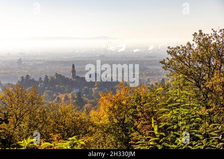 Die Sonne scheint bei blauem Himmel im Taunus mit dem herbstlich verfärbten Wald - Blick auf die Burg Kronberg. Banque D'Images