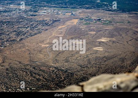 Vue aérienne des magnifiques montagnes Sandia à Albuquerque, Nouveau-Mexique, États-Unis Banque D'Images