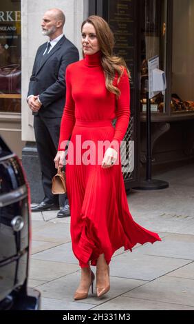Londres, Royaume-Uni, le 19 octobre 2021.Catherine, duchesse de Cambridge, vêtue d'une jupe rouge plissée et d'un chandail à col roulé assorti, quitte la BAFTA après avoir prononcé un discours d'ouverture pour lancer la campagne « prendre des mesures contre la toxicomanie ».Anwar Hussein/Alamy Live News.