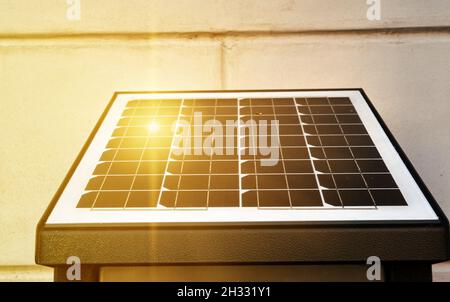 Petit panneau solaire avec des modules pour la production d'énergie électrique, dans lequel les rayons du soleil sont réfléchis Banque D'Images