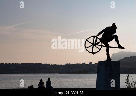 La sculpture 'Ulysse' d'Anna Chromy, située dans le parc de la plage de la plage de Fossan sur la côte méditerranéenne de Menton sur la Côte d'Azur Banque D'Images