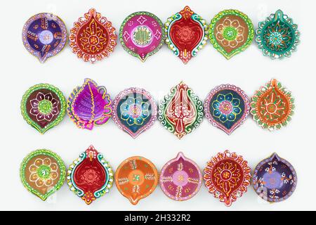 Collection de divers Diya multicolore, profondément arrangé en ligne droite.Isolé sur fond blanc avec espace de copie.Thème pour Diwali, Navratri Pooja, Banque D'Images