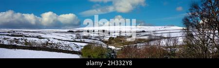 Vue panoramique sur un Yorkshire dale après une chute de neige inattendue en avril Banque D'Images