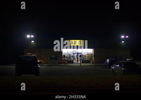 Hephzibah, GA USA - 10 10 21: Dollar extérieur général de la vitrine de détail la nuit Banque D'Images