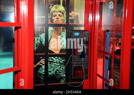 Londres, Royaume-Uni.25 octobre 2021.Londres, Royaume-Uni, le 25 octobre.Un magasin éclair ouvre sur Heddon Street pour marquer ce qui aurait été son 75e anniversaire offrant des articles David Bowie.La scène emblématique de David Bowie en cabine téléphonique.Credit: Uwe Deffner/Alay Live News Banque D'Images