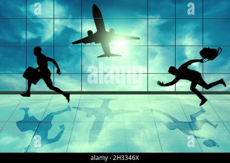 Deux amis Crazy trop tard pour leur vol courir vite pour prendre un avion qui vole loin.Scène de meilleurs amis drôles voyageant ensemble.Tardy drôle d'ami Banque D'Images