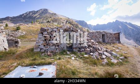 Ruines dans les montagnes françaises de la Seconde Guerre mondiale Banque D'Images