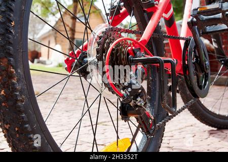 Vue arrière du vélo de montagne rouge restant sur la cour et prêt pour la randonnée sauvage.Thème et arrière-plans des activités sportives et de loisirs Banque D'Images