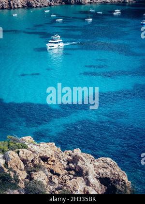 IBIZA, ESPAGNE - 14 octobre 2020 : une photo verticale de la magnifique eau azur de l'île d'Ibiza avec des navires et des bateaux par temps ensoleillé Banque D'Images