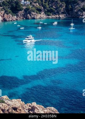 IBIZA, ESPAGNE - 14 octobre 2020 : une photo verticale de la magnifique eau azur de l'île d'Ibiza avec des navires et des bateaux par temps ensoleillé Banque D'Images