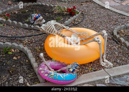 Un squelette d'Halloween recréant, flottant sur un tube intérieur.Décorations de pelouse pour Halloween. Banque D'Images