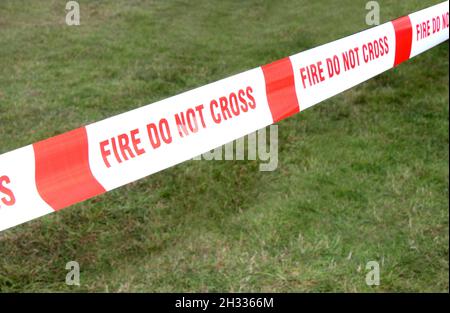 Ruban d'avertissement d'incendie en plastique - ne pas crotir. Banque D'Images