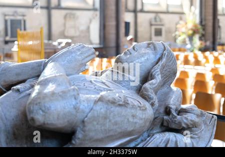 L'intérieur de la cathédrale de Salisbury; la tombe de Lord John Cheney, mort 1499, 15th siècle Lancastrien et partisan de Henry Tudor, Salisbury Wiltshire Royaume-Uni Banque D'Images