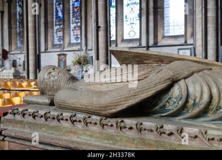 Intérieur de la cathédrale de Salisbury - la tombe de William Longspee, 3e comte de Salisbury, d 1226, fils illégitime du roi Henri II, Salisbury Wiltshire Royaume-Uni Banque D'Images