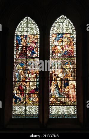 Vitraux de la cathédrale de Salisbury, intérieur de la cathédrale de Salisbury, Salisbury, Wiltshire Angleterre Royaume-Uni Banque D'Images